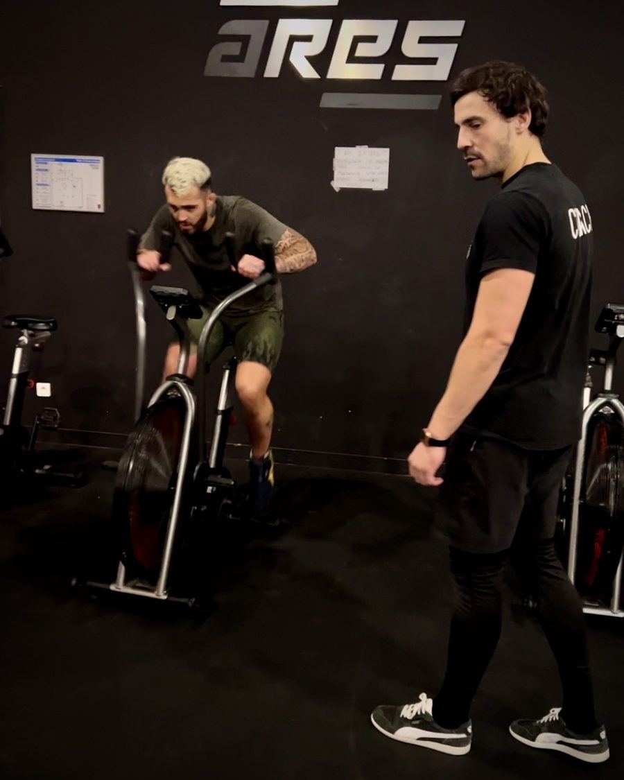 Nicolas Sattin encadrant un combattant sur airbike